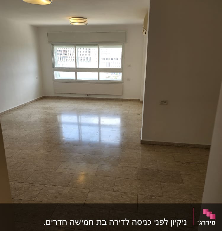 רצפה נקייה ומבריקה בחדר ריק עם חלון גדול